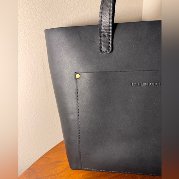 Portland Leather Medium Tote Bag in Full Grain Black Leather - Picture 4 of 12